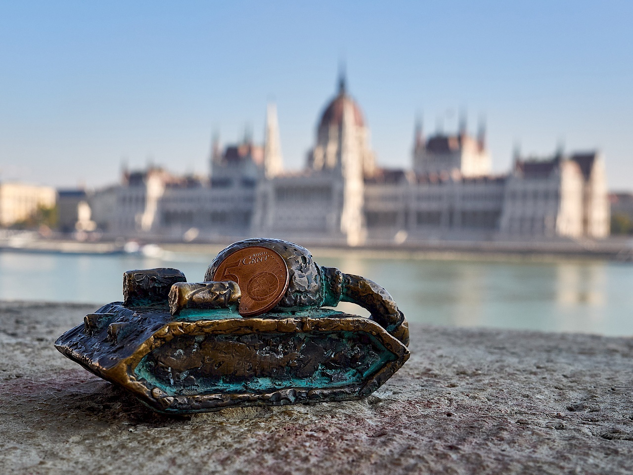 Mini-Skulptur eines traurigen Panzers gegenüber des Parlaments in Budapest