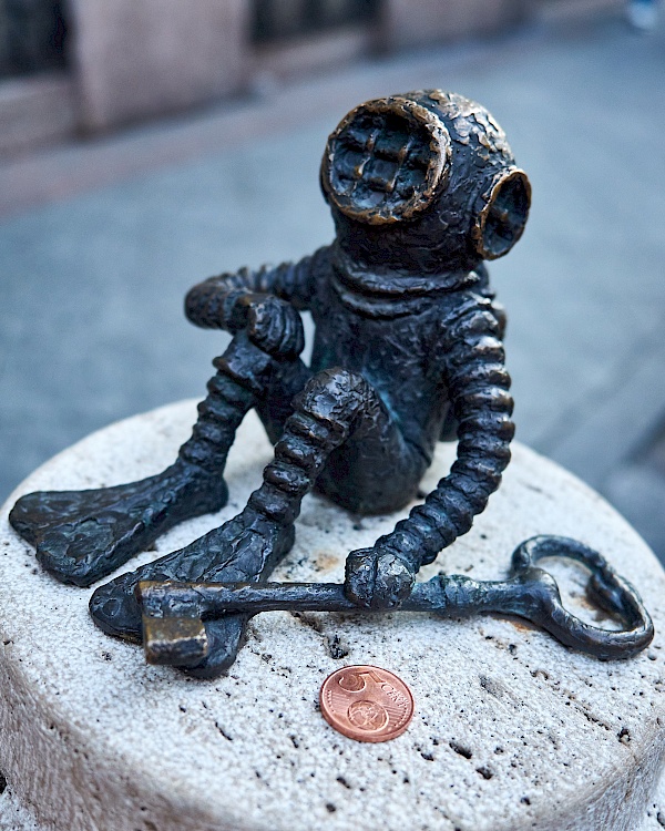 Mini-Skulptur des Tauchers in Budapest