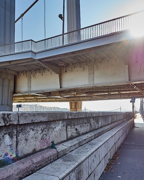 Mini-Skulptur einer Ratte am Ende der Elisabethbrücke in Budapest