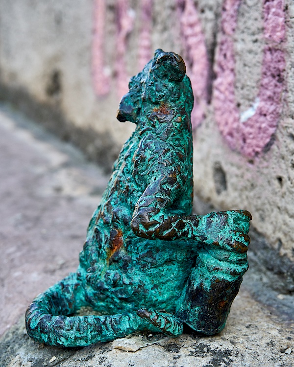 Mini-Skulptur einer Ratte in Budapest