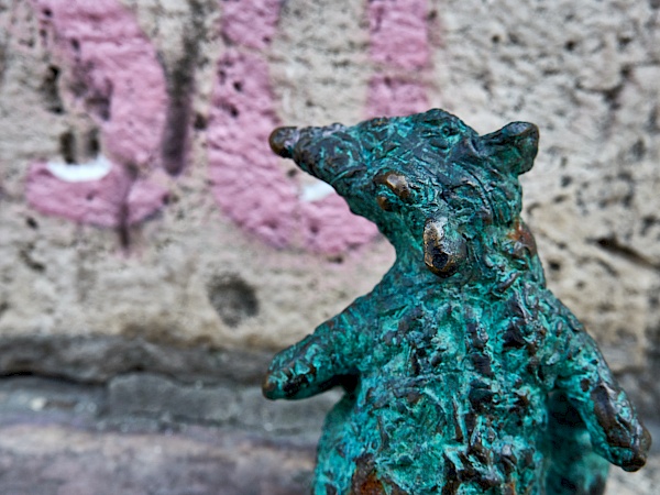 Mini-Skulptur einer Ratte in Budapest