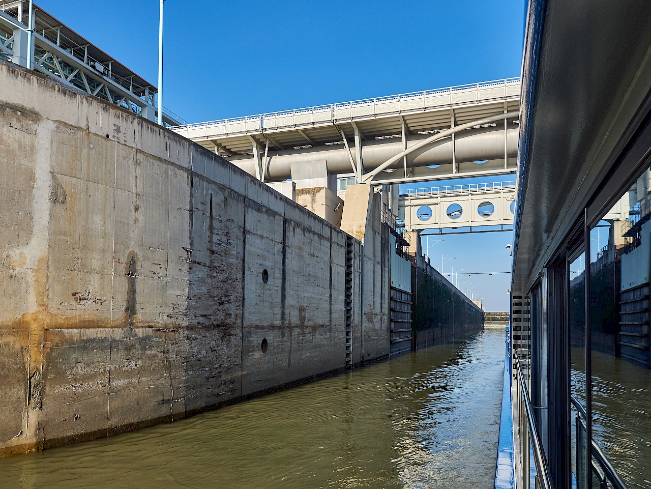 Fahrt durch eine Schleuse - Donau-Flusskreuzfahrt mit VIVA Cruises