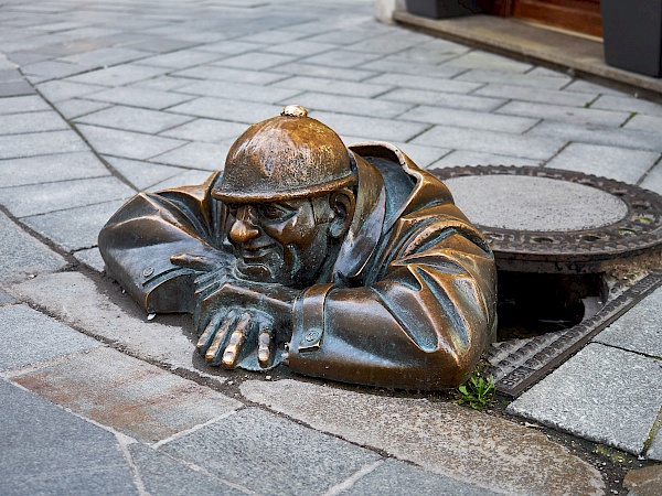 Statue von Čumil in Bratislava - Donau-Flusskreuzfahrt mit VIVA Cruises