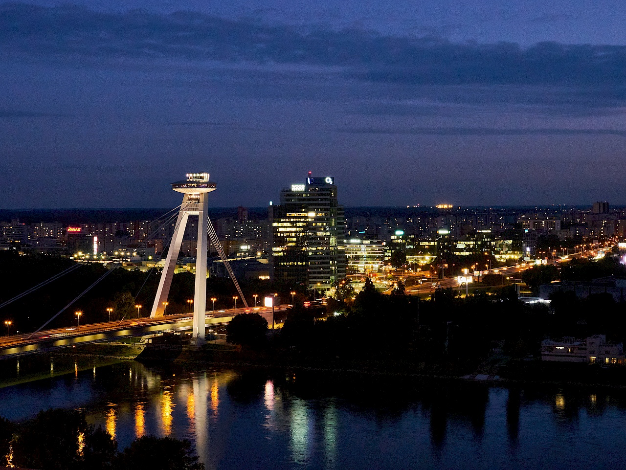 Aussicht auf Bratislava bei Nacht - Donau-Flusskreuzfahrt mit VIVA Cruises