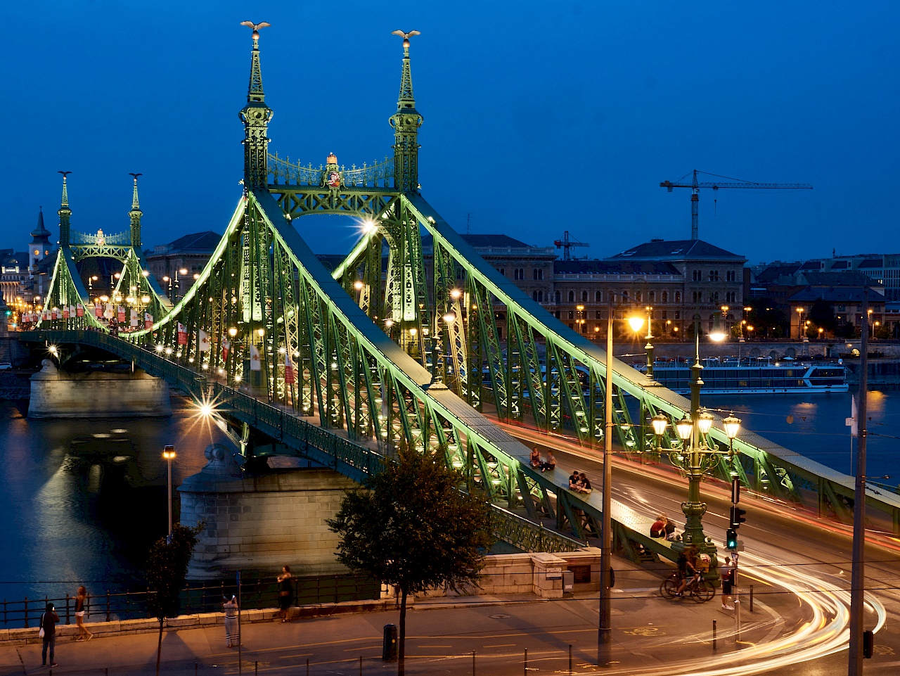 Freiheitsbrücke in Budapest bei Nacht - Donau-Flusskreuzfahrt mit VIVA Cruises