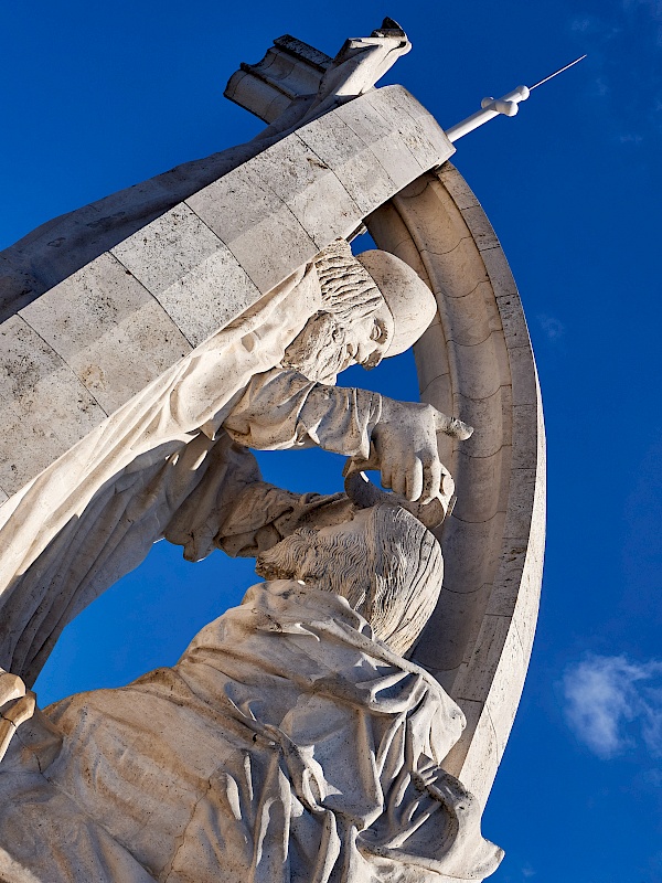 Statue der Krönung des Heiligen Stephanus in Esztergom - Donau-Flusskreuzfahrt mit VIVA Cruises