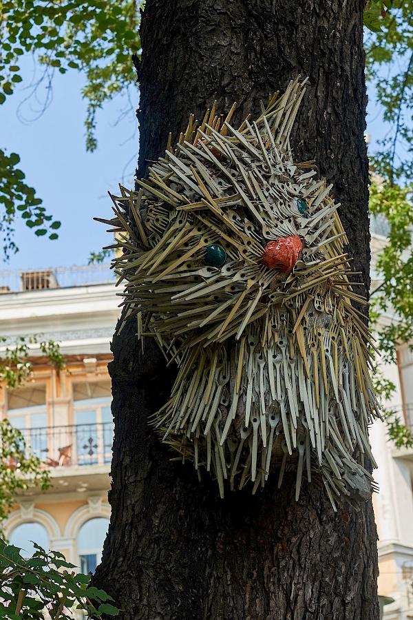 Eine Katze aus 600 Plastikgabeln von Konstantin Skretutsky in Kiew