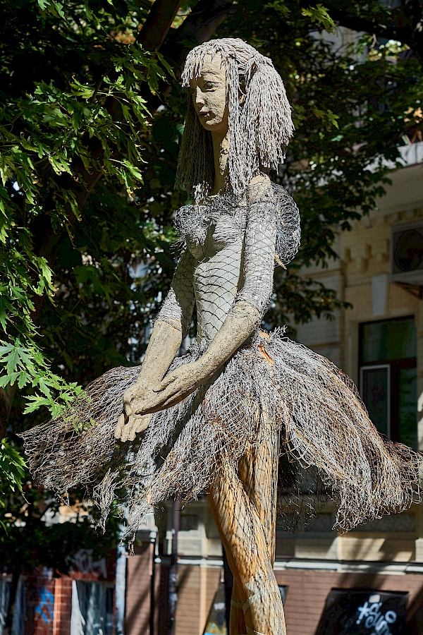 Ballettänzerin in Kiew (Ukraine) an der Kreuzung der Striletska und Stritenska Straße