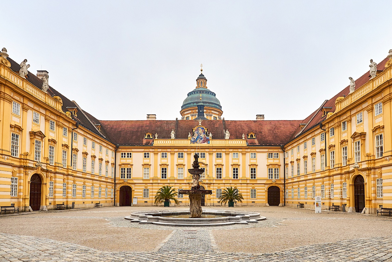 Der Prälatenhof im Stift Melk