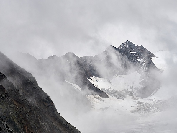 Die Wolken geben langsam die Sicht auf die Berge im Pitztal frei