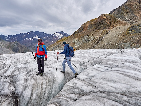 Auf dem Pitztaler Gletscher über Gletscherspalten gehen