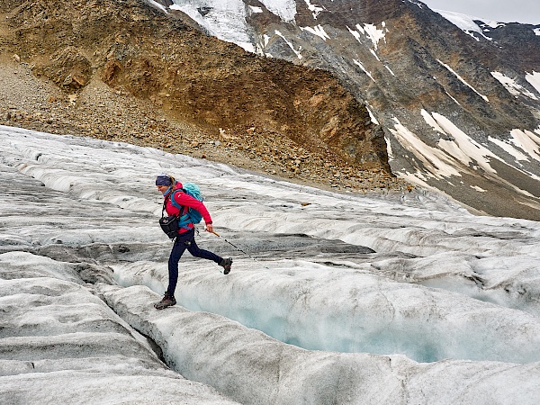 Gletscherspalten auf dem Pitztaler Gletscher überwinden