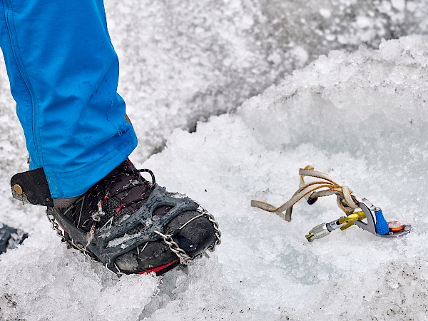 Die Eisschraube zum Abseilen in die Gletscherspalte