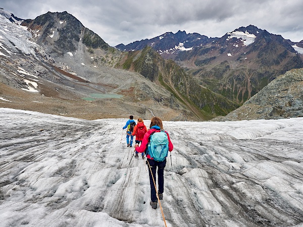 Gehen in Seilschaft auf dem Pitztaler Gletscher