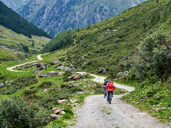 Mit dem Mountainbike zurück ins Tal