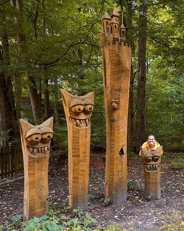 Holzskulpturen auf dem Sagenweg in Friedrichsmoor