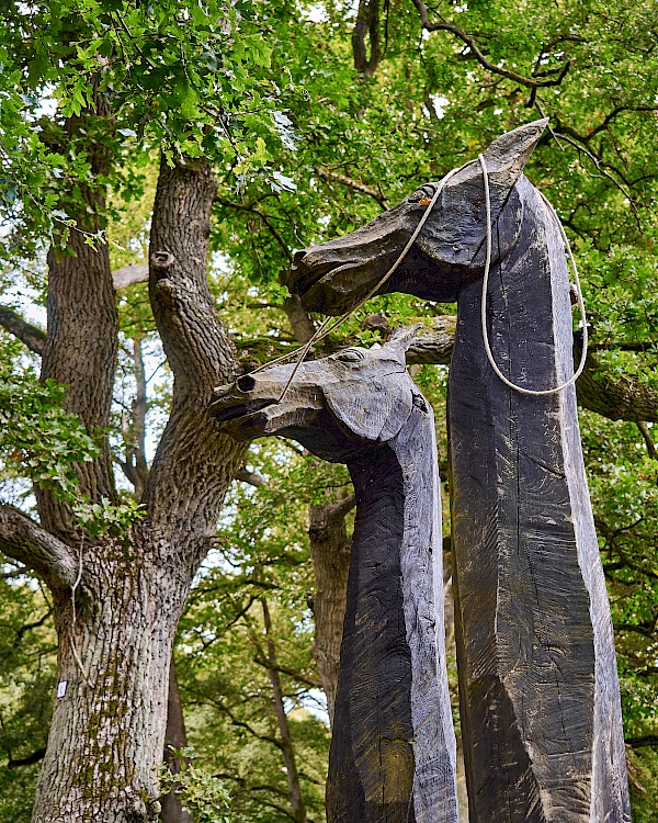 Holzskulptur auf dem Sagenweg in Friedrichsmoor