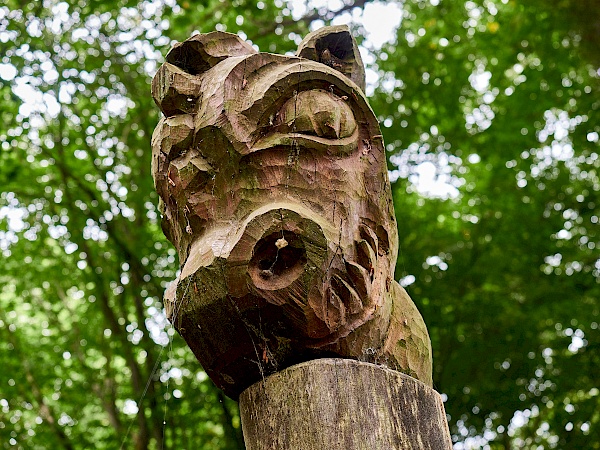 Holzskulptur auf dem Sagenweg in Friedrichsmoor