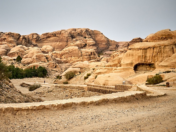 Weg zur Schlucht in der Felsenstadt Petra in Jordanien
