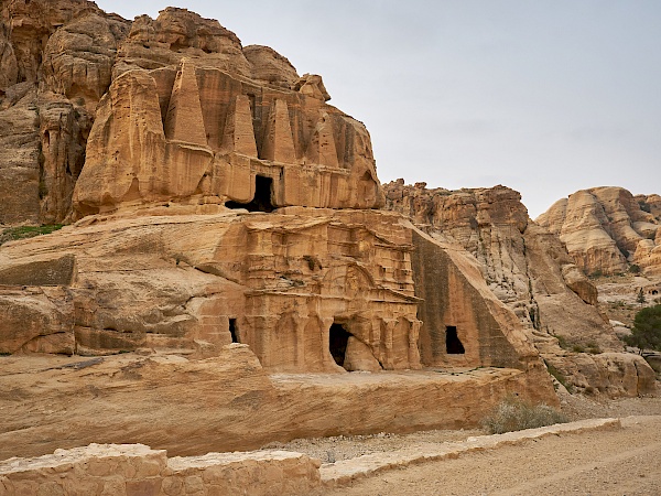 Obeliskengrab auf dem Weg zur Schlucht in der Felsenstadt Petra in Jordanien