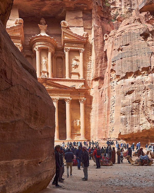 Das Schatzhaus in Petra (Jordanien) am frühen Nachmittag - voll mit Tourist*innen