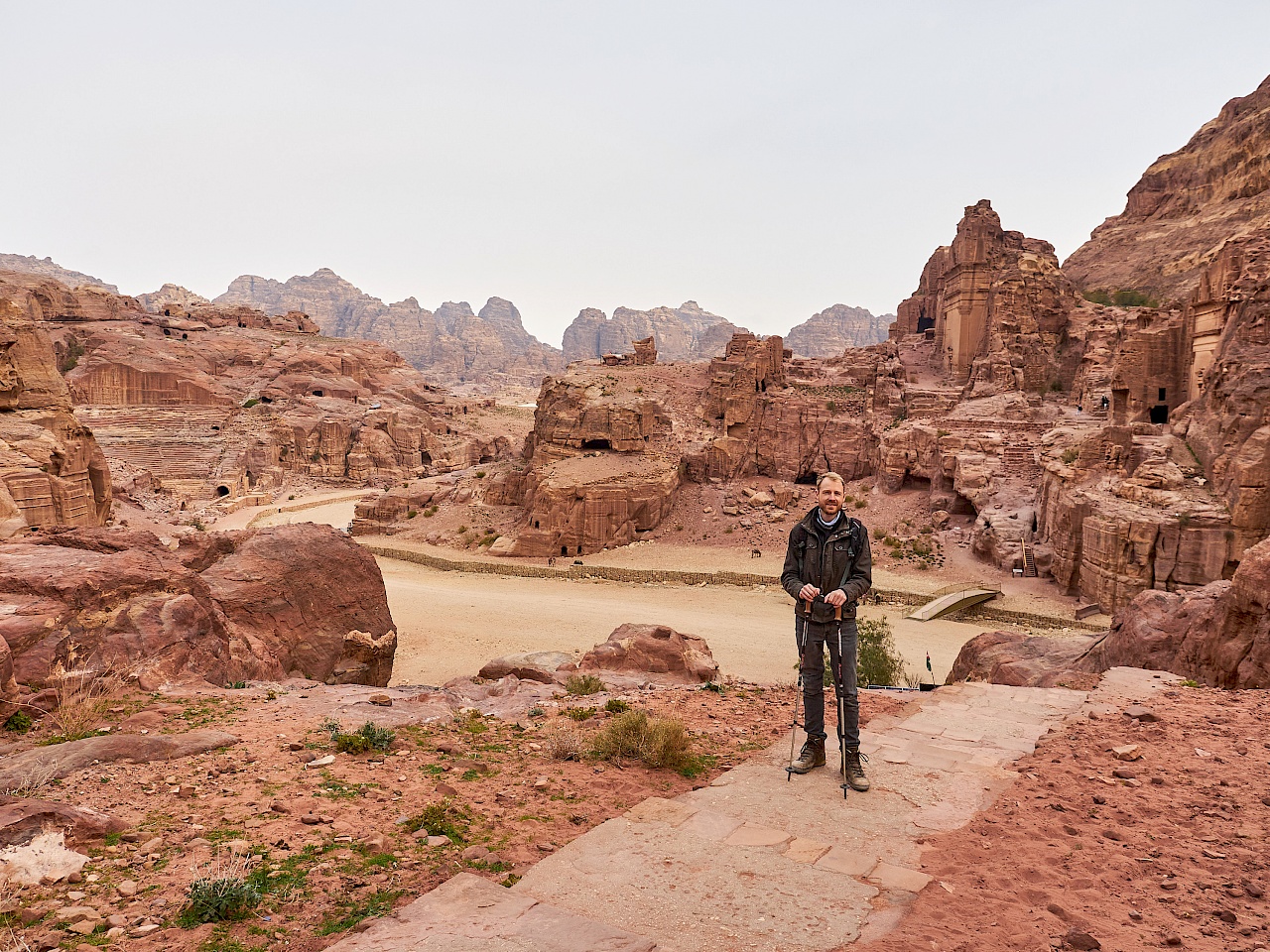 Das Ende der Fassadenstraße von Petra (Jordanien) im Hintergrund