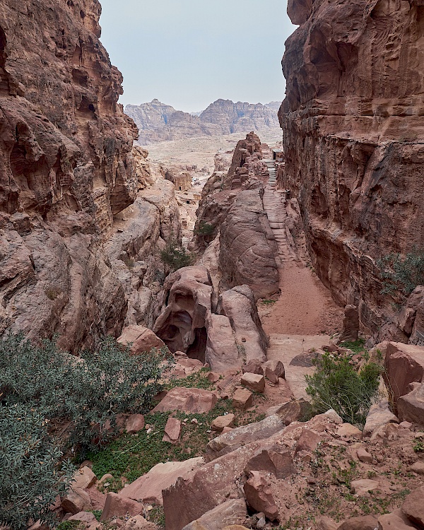 Treppen auf dem Weg zum Hohen Opferplatz in Petra (Jordanien)