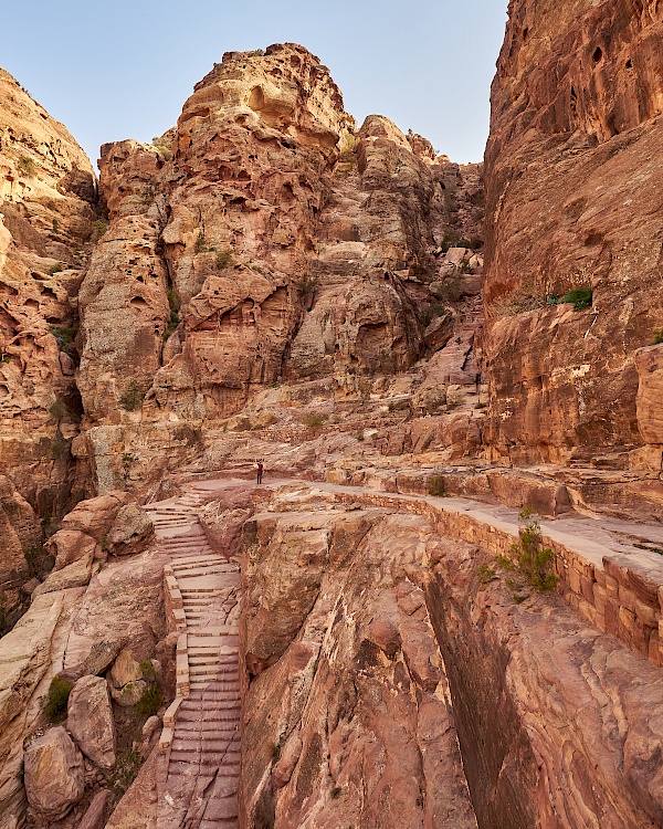 Weg bergauf auf dem Al-Khubta Trail in Petra (Jordanien)