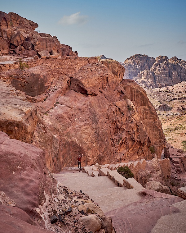 Weg bergauf auf dem Al-Khubta Trail in Petra (Jordanien)