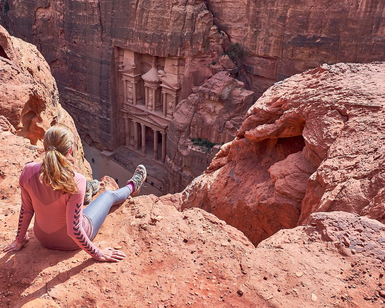 Blick auf das Schatzhaus vom Al-Khubta Trail in Petra (Jordanien)