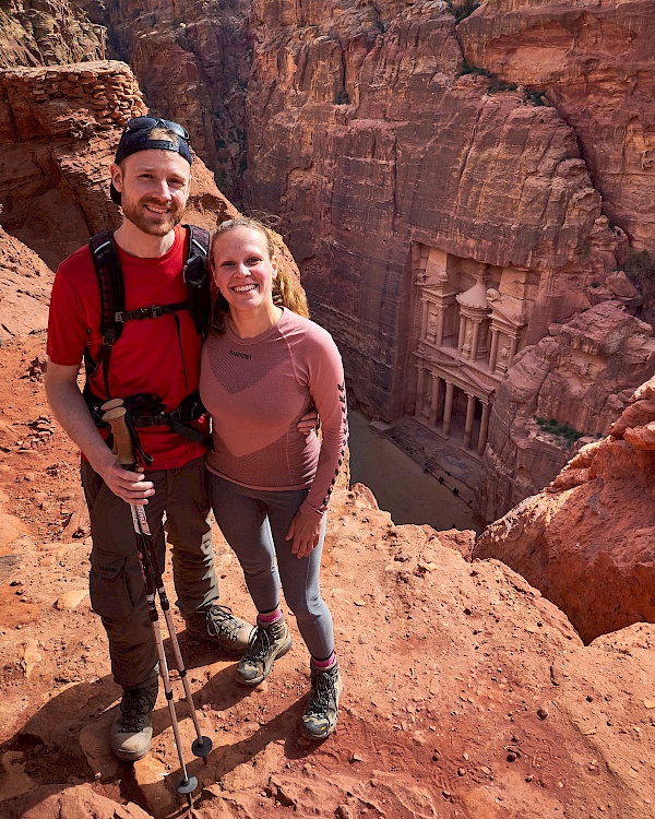 Blick auf das Schatzhaus vom Al-Khubta Trail in Petra (Jordanien)