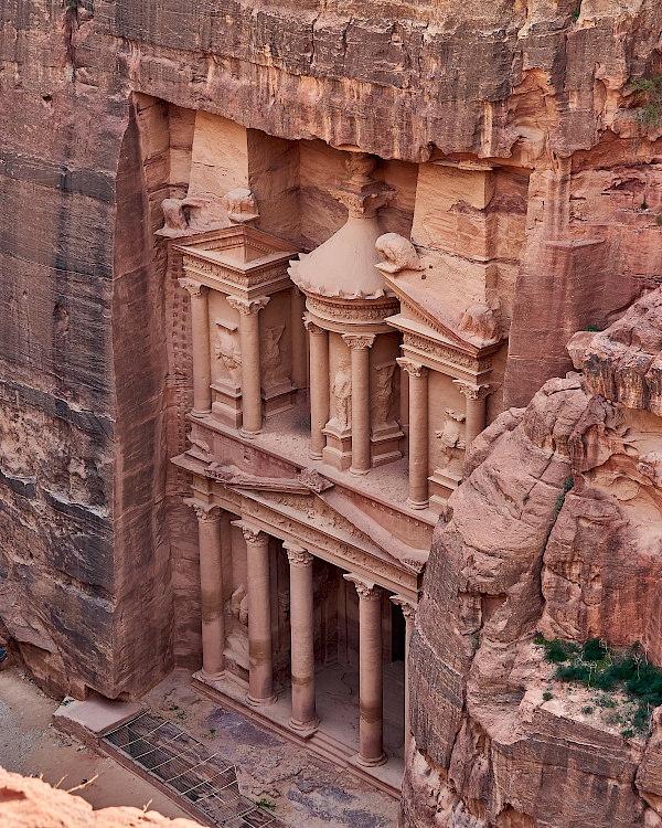 Blick auf das Schatzhaus vom Al-Khubta Trail in Petra (Jordanien)