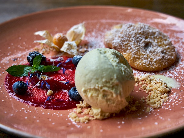 Bratapfel mit Eis im Hotel Lindenhof