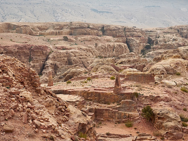 Obelisken auf dem Weg zum Hohen Opferplatz in Petra (Jordanien)