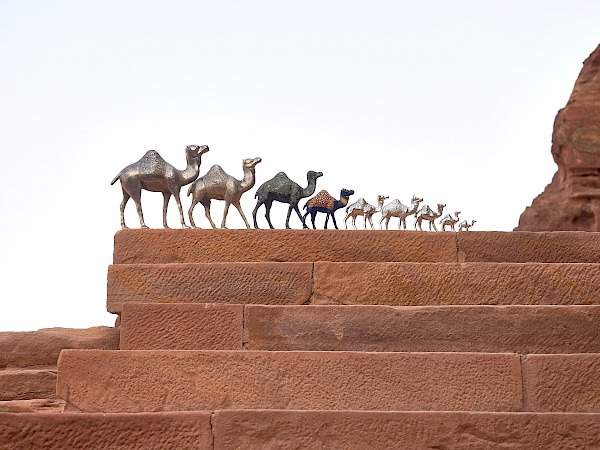 Figuren in Petra (Jordanien) an einem Königsgrab