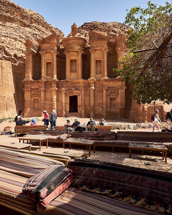 Sitzplätze mit Blick auf das Kloster in Petra (Jordanien)