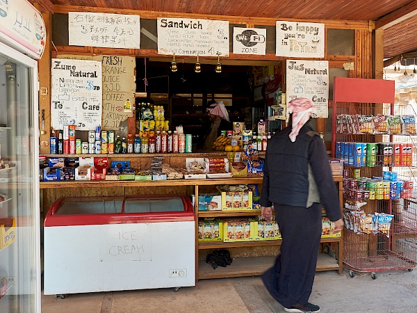 Ein Stand mit Getränken und Snacks vor dem Kloster in Petra (Jordanien)