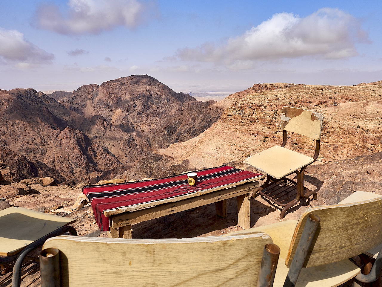 Eine Teepause mit Aussicht auf dem Weg nach Petra (Jordanien)