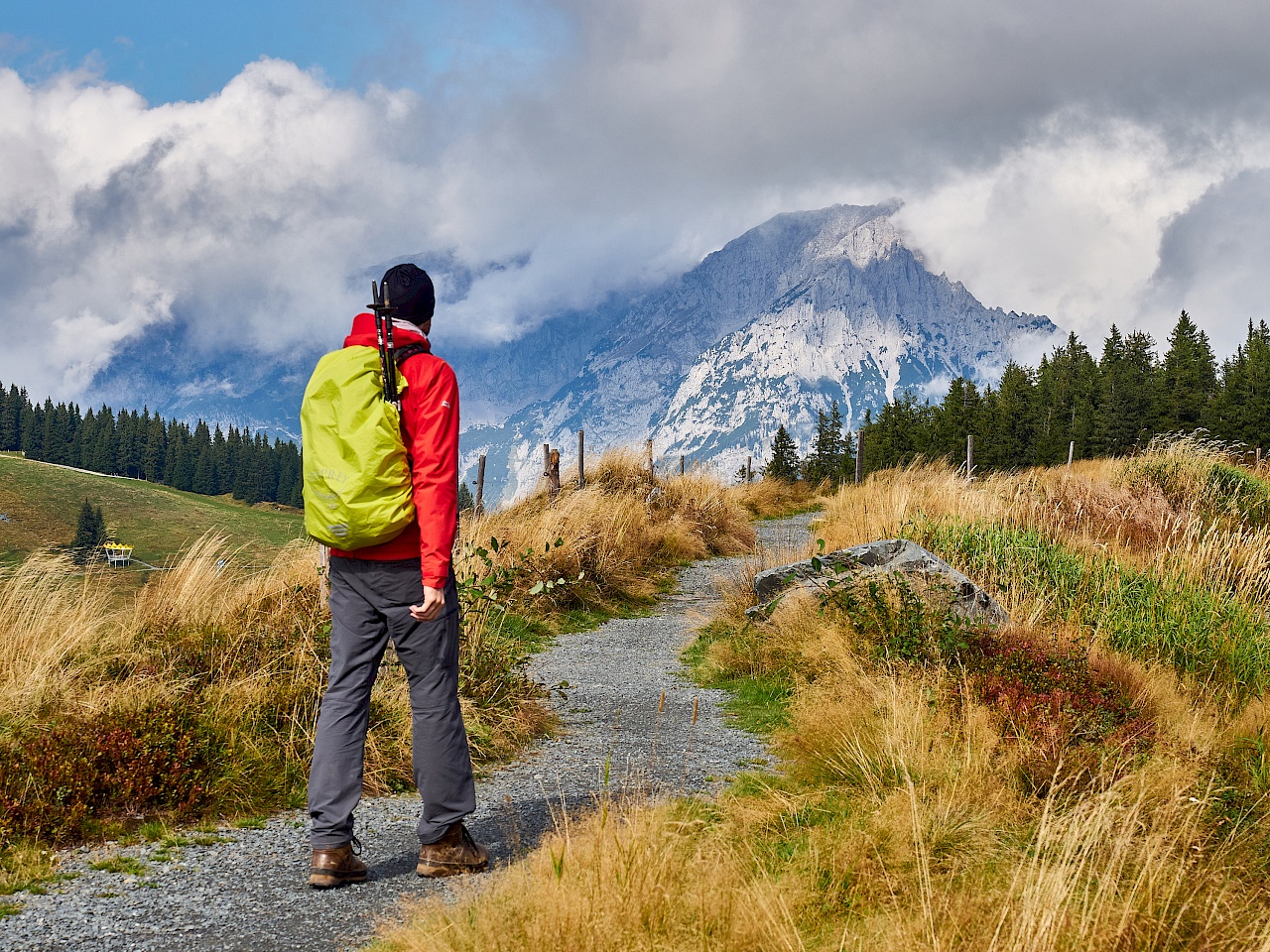 Wandern entlang des Jochstubnsees im Brixental