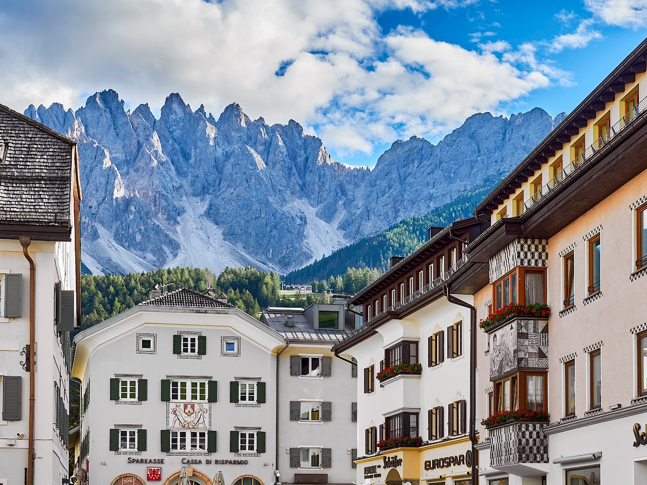 Die Altstadt von Innichen (Südtirol) mit dem Haunold im Hintergrund