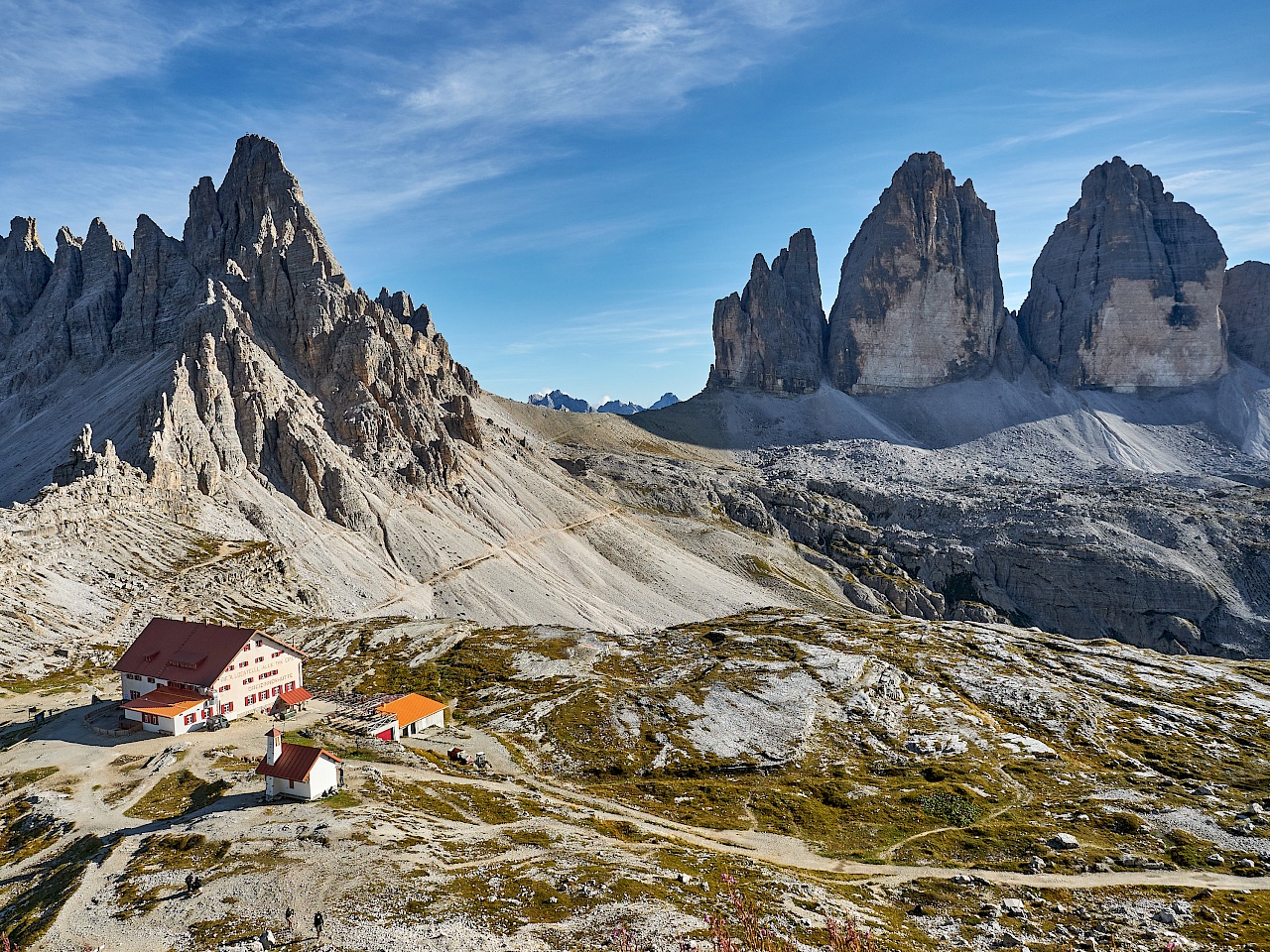 Blick auf die Drei-Zinnenhütte, die Drei Zinnen und den Paternkofel (Südtirol)