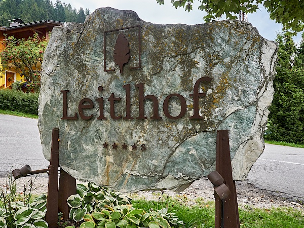 Schild zum Naturhotel Leitlhof