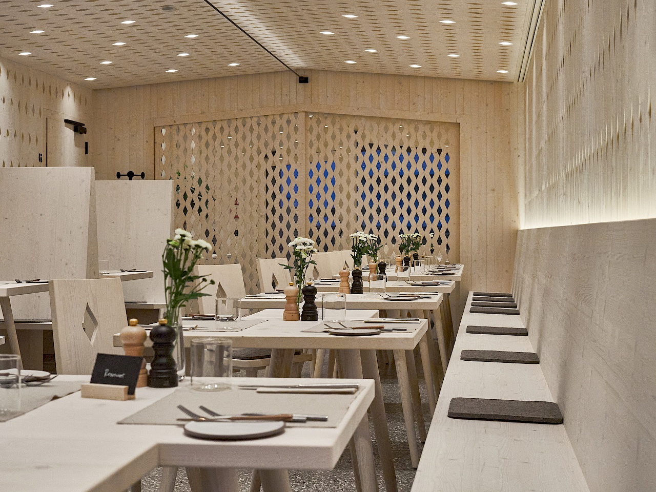 Helles und minimalistisches Design im Restaurant des Atto