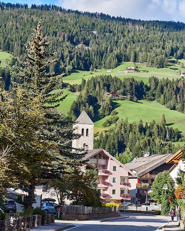 Innichen in Südtirol umgeben von grünen Hügeln