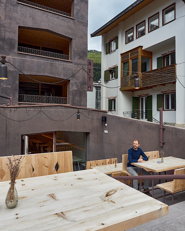 Terrasse vor dem Restaurant des Atto in Innichen