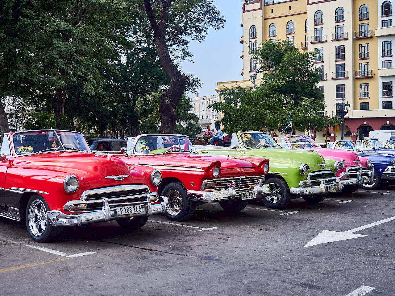 Bunte Oldtimer in Havanna auf Kuba