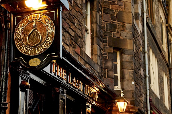 Pub The last drop auf dem Grassmarket in Edinburgh (Schottland)