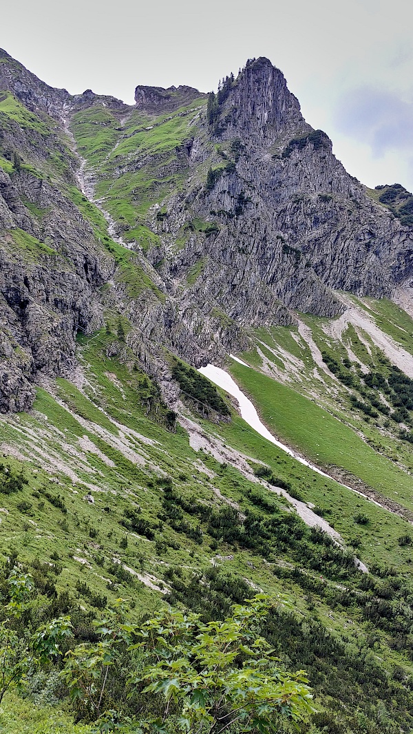 Blick auf die Bergwelt auf dem Weg zum Schrecksee