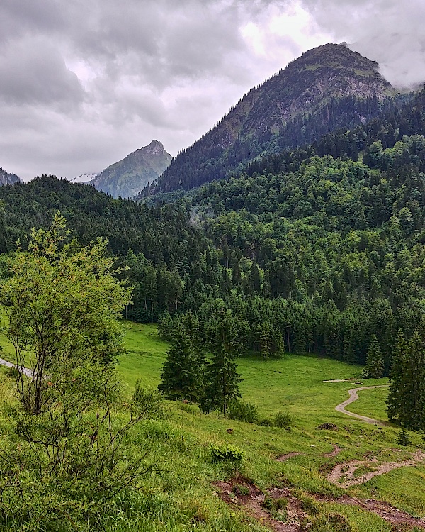 Der Weg aus dem Tal schlängelt sich langsam bergauf zum Schrecksee