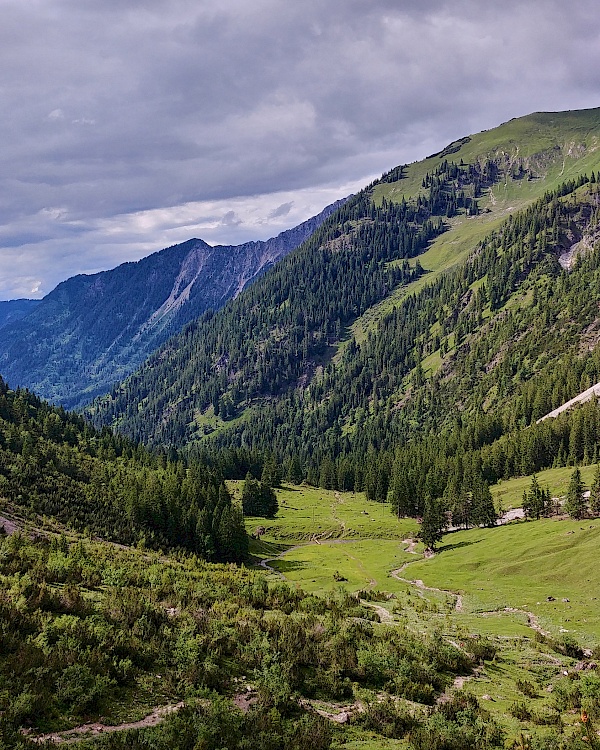 Der Weg aus dem Tal schlängelt sich langsam bergauf zum Schrecksee